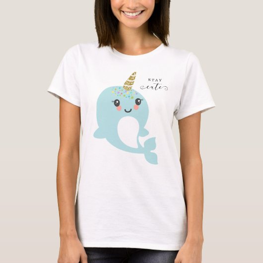 成人女性のNarwhalの金ゴールドのグリッターの虹は縞で飾ります Tシャツ (正面)