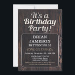 成人男性のための男性の誕生日パーティーの招待 招待状<br><div class="desc">この素朴な木の誕生日パーティーの招待は、茶色のダークウッドの背景と見た目の文字ボックス白熱［赤熱］光を放つを備えている。男子男らしの誕生日招待状で、20日21日30日35日40日50日55日65日70日85日90日と年齢に最適！</div>