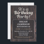 成人男性のための男性の誕生日パーティーの招待 招待状<br><div class="desc">この素朴な木の誕生日パーティーの招待は、茶色のダークウッドの背景と見た目の文字ボックス白熱［赤熱］光を放つを備えている。男子男らしの誕生日招待状で、20日21日30日35日40日50日55日65日70日85日90日と年齢に最適！</div>