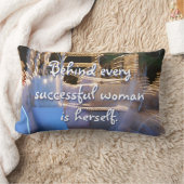 成功した女の後ろに己が輝いている ランバークッション (ブランケット)