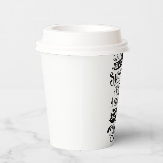 成功した女性の背後にはコーヒーがある 紙コップ (右)