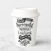 成功した女性の背後にはコーヒーがある 紙コップ (正面)
