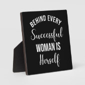 成功した女性の背後には彼女自身がいる フォトプラーク (正面)