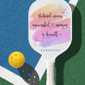 成功した女性引用文ピンクの水色モノグラム ピックルボールラケット