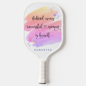 成功した女性引用文ピンクの水色モノグラム ピックルボールラケット (裏面)
