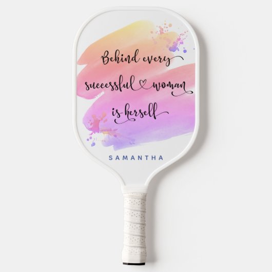 成功した女性引用文ピンクの水色モノグラム ピックルボールラケット (裏面)