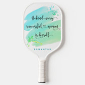 成功した女性引用文ブルーウォーター色モノグラム ピックルボールラケット (裏面)