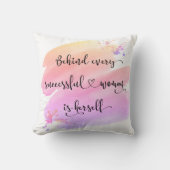 成功した女性、ピンクグラデーションの水色タイポグラフィ クッション (正面)