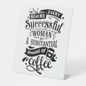 成功する女性の背後にはコーヒーがある 台座サイン (正面)