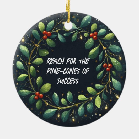 成功のクリスマスの松の果てに手を伸ばす セラミックオーナメント (裏面)