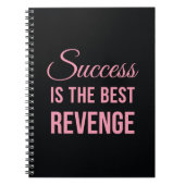 成功の復讐の感動的な引用文の黒のピンク ノートブック (正面)