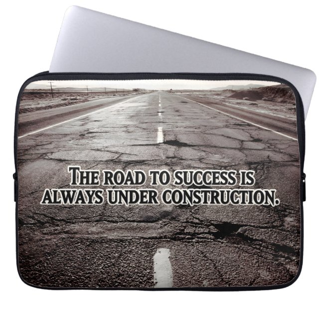 「成功への道」感動的引用文 ラップトップスリーブ (正面)