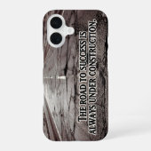 「成功への道」感動的引用文 iPhone 16ケース (裏面)