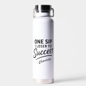 成功やる気を起こさせる引用文白黒 ウォーターボトル (背面)