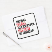 成功を収めた女性の背後には彼女自身がいる – スクエアシール (封筒)