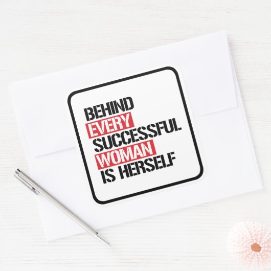 成功を収めた女性の背後には彼女自身がいる –  スクエアシール (封筒)