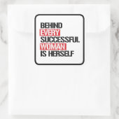 成功を収めた女性の背後には彼女自身がいる – スクエアシール (バッグ)