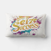 成功を収める ランバークッション (裏面)