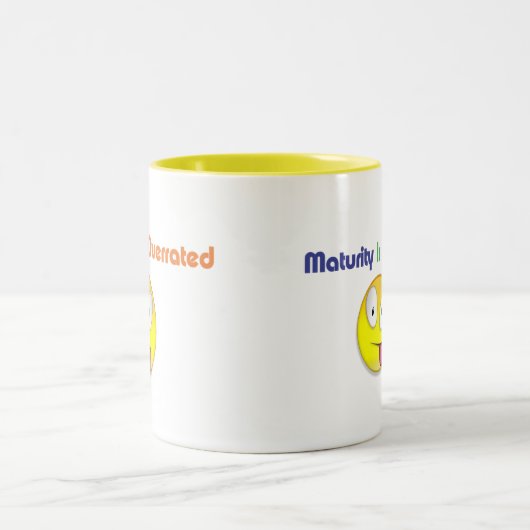 成熟度が過大評価されている ツートーンマグカップ (中央)