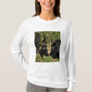 成獣と幼獣のマウンテンゴリラ Tシャツ