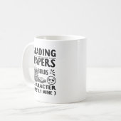 成績をつけるのは人格形成 – 面白い先生マグカップ デザイン コーヒーマグカップ (正面左)