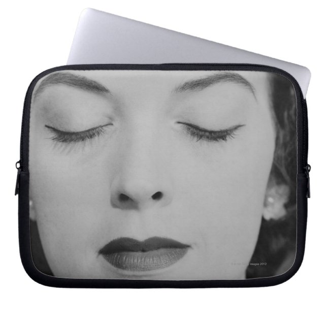 成長した女性2 ラップトップスリーブ (正面)