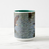 成長した白頭鷲の狩りの野性生物の芸術 マグカップ (中央)