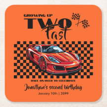 成長して早い2歳の誕生日にレッドスポーツカー