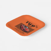 成長して早い2歳の誕生日にレッドスポーツカー ペーパープレート (傾斜あり)