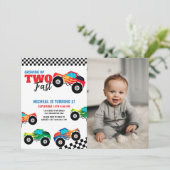 成長する2つの高速モンスタートラックの写真誕生日 招待状 (スタンド正面)