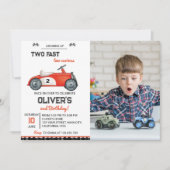 成長する2人のファストボーイ2歳の誕生日招待状 招待状 (正面)