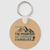 我々が征服するのは山ではなく、我々自身だ キーホルダー (裏面)