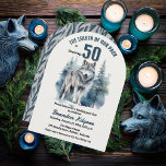 我々のパックウルフ50th誕生日パーティーのリーダー 招待状<br><div class="desc">"私たちのパックのリーダーは、あなたのアルファのための50歳の誕生日50を回お気に入りのしている。常緑樹威厳のある林にシルエットした一匹狼。</div>