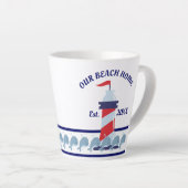 我々のビーチホームライトハウス カフェラテマグ (右アングル)