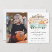 我々のリトルカボチャ秋ファームトラック誕生日写真 招待状 (正面)