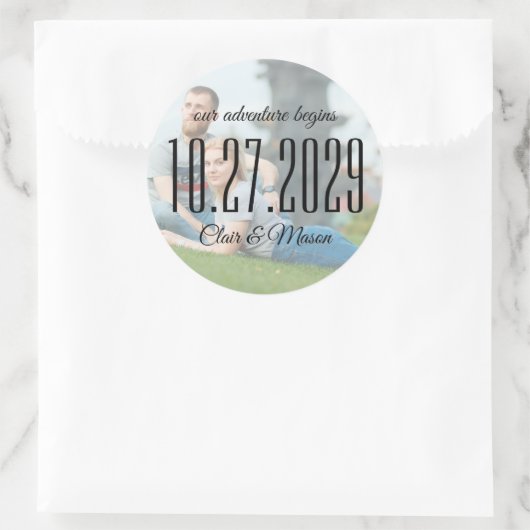 我々の冒険が始まる写真を保存する日付シール ラウンドシール (バッグ)