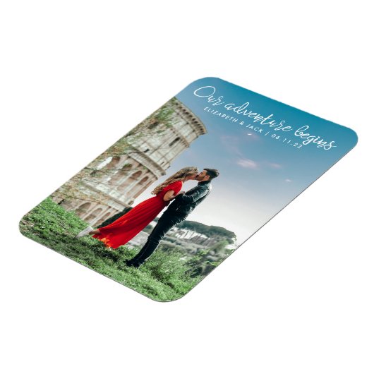 我々の冒険が始まる写真を保存する日付 マグネット (左側)