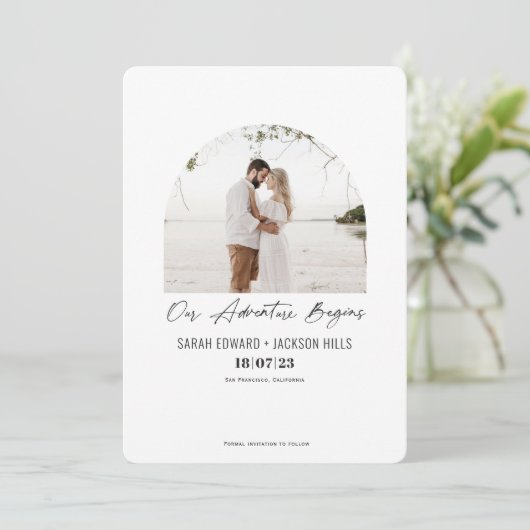 我々の冒険が始まシンプルるモダンアーチ写真 セーブザデート (スタンド正面)