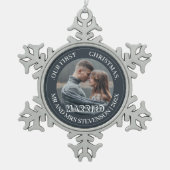 我々の初めてのクリスマスであるミスター・アンド・ミセス・ニューエレガントリュー スノーフレークピューターオーナメント (正面)