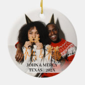 我々の初めてのクリスマスであるミスター・アンド・ミセス・ニューエレガントリュー セラミックオーナメント (裏面)