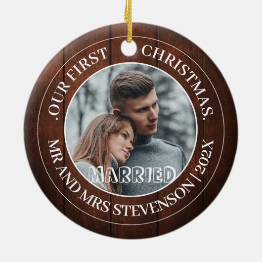 我々の初めてのクリスマスであるミスター・アンド・ミセス・ニューエレガントリュー セラミックオーナメント (裏面)