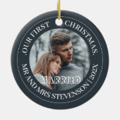 我々の初めてのクリスマスであるミスター・アンド・ミセス・ニューエレガントリュー セラミックオーナメント (裏面)