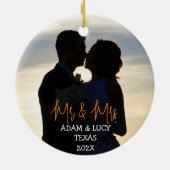 我々の初めてのクリスマスであるミスター・アンド・ミセス・ニュー・ライディング・ウッド セラミックオーナメント (裏面)