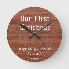 我々の初めてのクリスマスであるミスター・アンド・ミセス・ニュー・ライディング・ウッド ラウンド壁時計