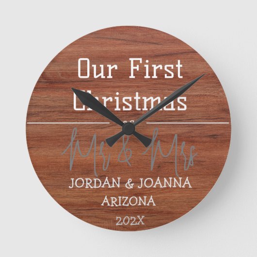 我々の初めてのクリスマスであるミスター・アンド・ミセス・ニュー・ライディング・ウッド ラウンド壁時計 (正面)