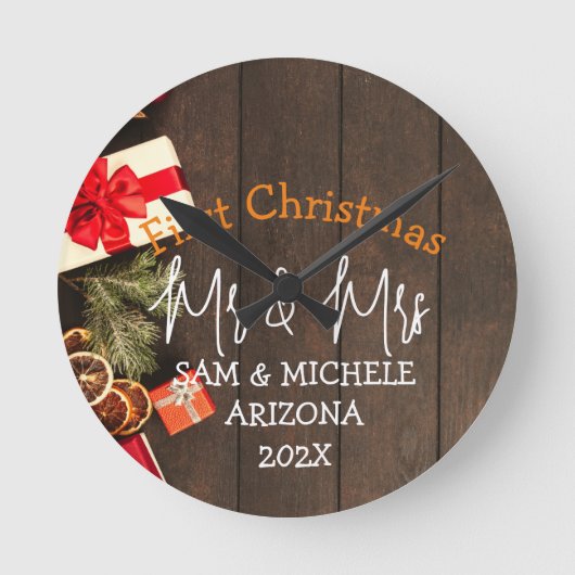 我々の初めてのクリスマスであるミスター・アンド・ミセス・ニュー・ライディング・ウッド ラウンド壁時計 (正面)