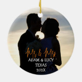 我々の初めてのクリスマスであるミスター・アンド・ミセス・ニュー・レイズ・キャンドル セラミックオーナメント (裏面)