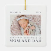 我々の初めてのクリスマスとしてママとパパシックモダン セラミックオーナメント (裏面)