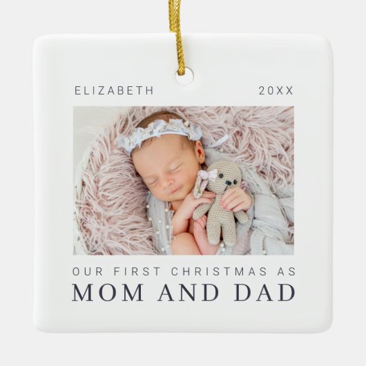 我々の初めてのクリスマスとしてママとパパシックモダン セラミックオーナメント (正面)