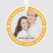 我々の初めてのクリスマスとしてママとパパモダン雪 オーナメント (裏面)